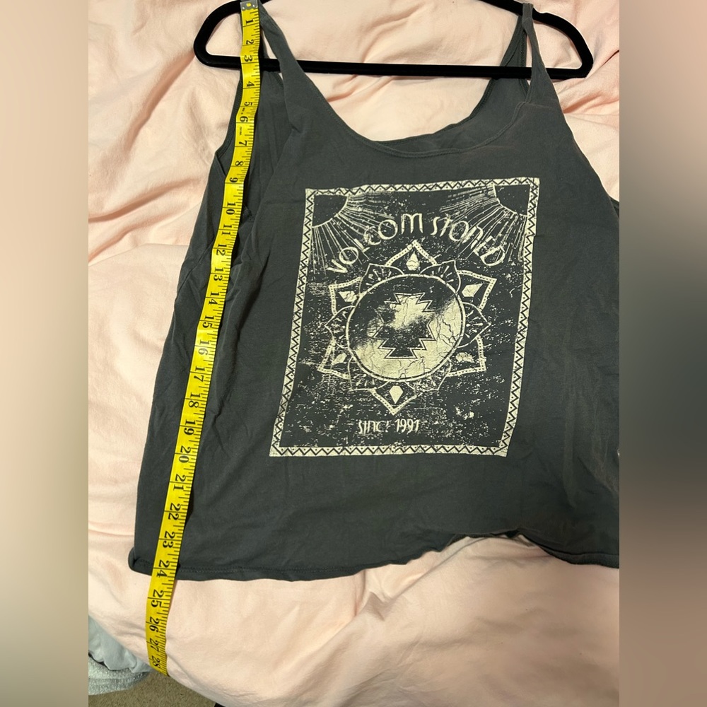 Start getting ready for summer, in this cute Volcom tank! Excellent condition.